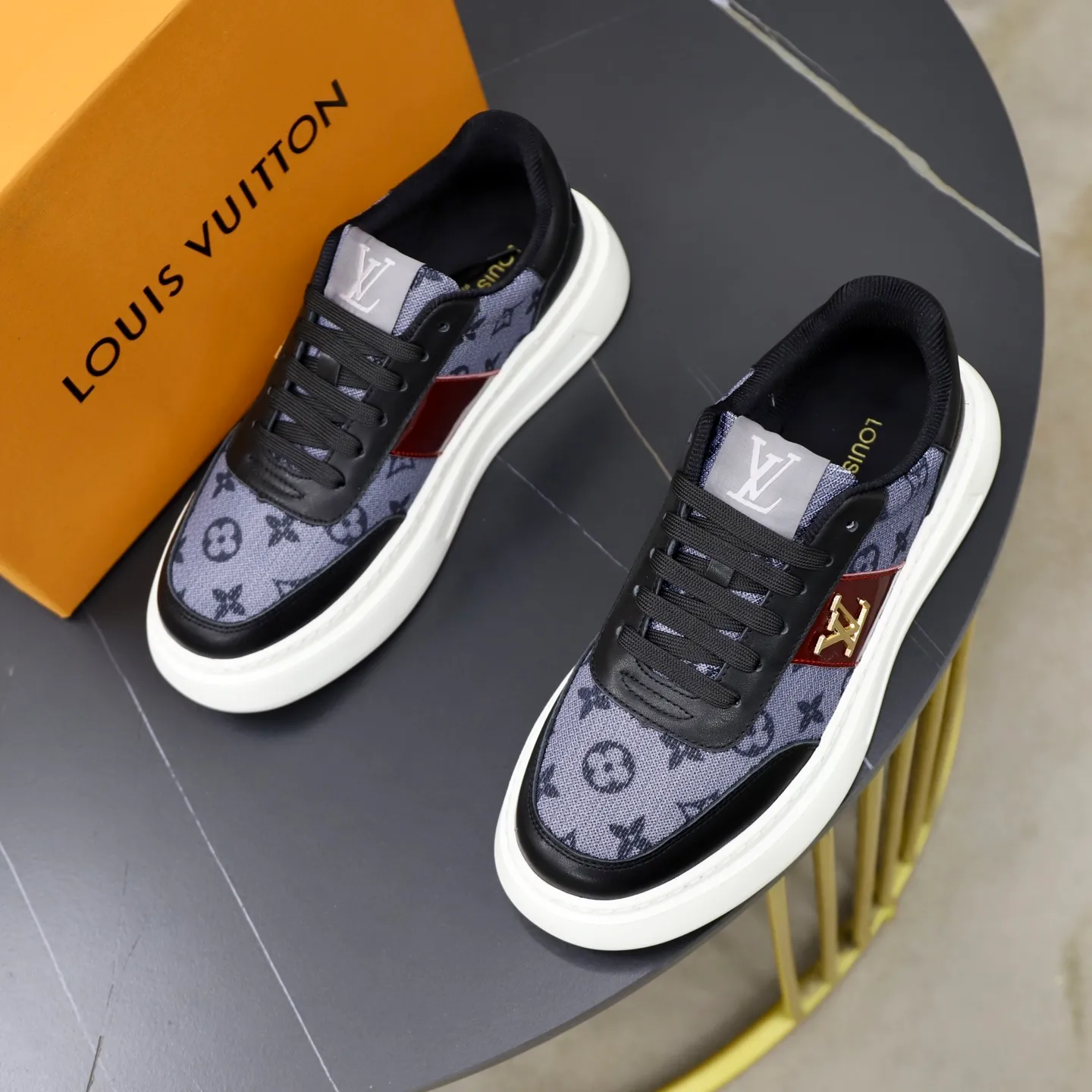 Ex-factory price: 420💰🙅‍♂️🙅‍♂️🙅‍♂️ Brand: LV Louis Vuitton Standard code: 38-44 (45 customized) Grade: Same as the official website Material: Original cowhide splicing fabric Comfortable cowhide lining Increased lightness, wear-resistant and soft outsole Style category: Men's fashionable casual shoes Running sneakers Distinguished luxury brand elements Top luxury Color: actual picture color